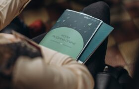 Як підтримати і не нашкодити собі та іншій людині пояснює посібник “Коли людина плаче” від Вільний Вибір