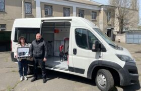 Мешканцям Херсонщини передали мобільну клініку від литовських феміністок